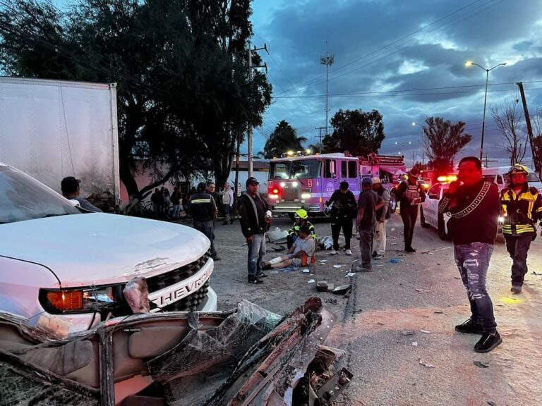 Tres lesionados y caos vial por choque entre unidades pesadas en la ...