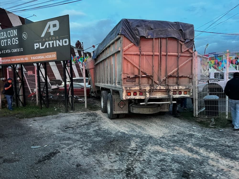 Tres lesionados y caos vial por choque entre unidades pesadas en la carretera San Juan del Río–Xilitla