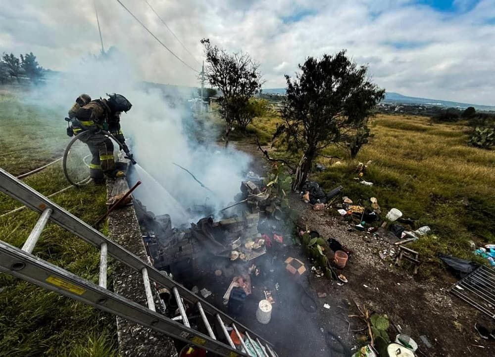 Incendio en terreno baldío moviliza a cuerpos de emergencia en San Juan del Río