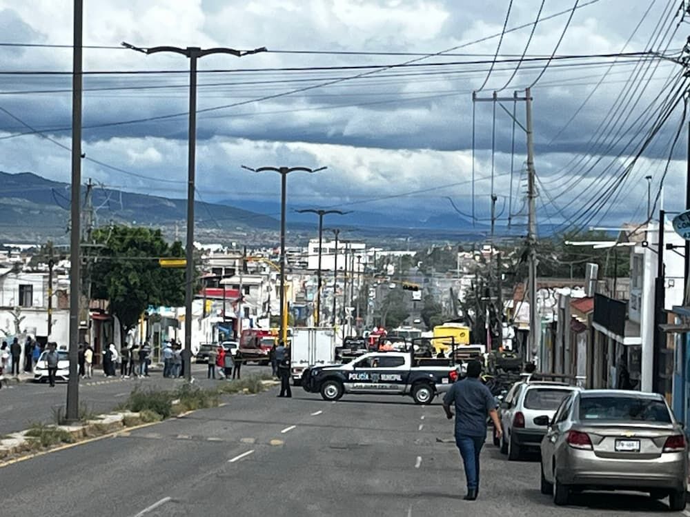 Tractocamión sin frenos provoca choque múltiple en San Juan del Río; un vehículo se incendia