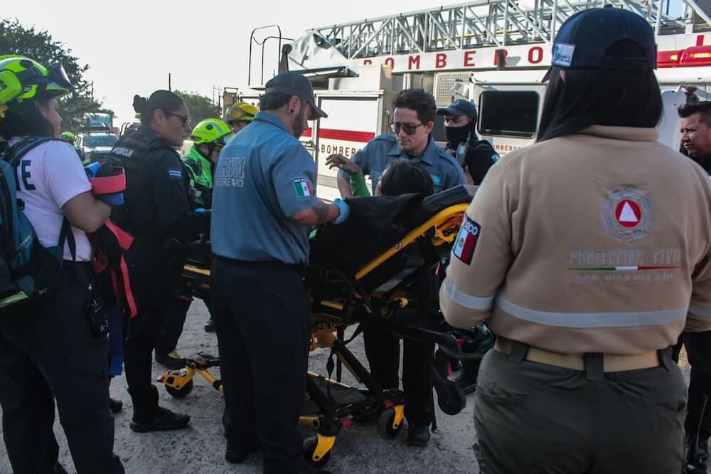 Hombre sufre descarga eléctrica mientras instalaba red telefónica en Santa Cruz Escandón, SJR