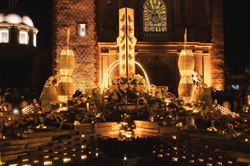 Tequisquiapan inaugura su “Festival Tejedores De Luz” con el enciendo del altar monumental