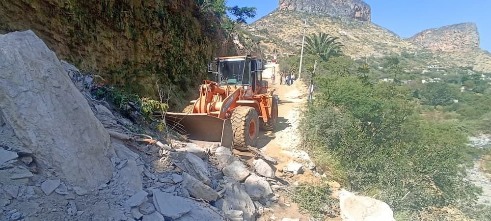 Atiende CEI derrumbe en camino que comunica a Peñamiller con Cadereyta de Montes