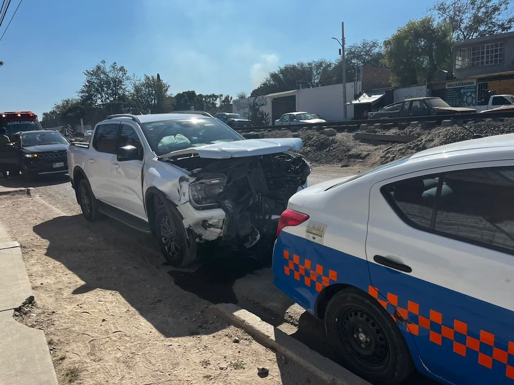 Accidente en San Juan del Río involucra a camioneta y sedán; sin heridos graves