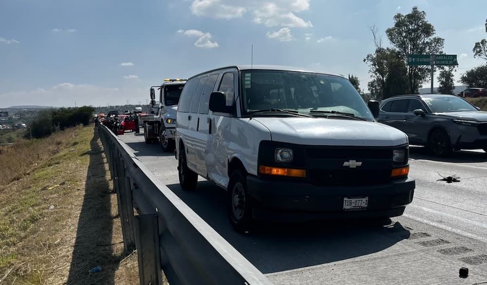 Aparatoso choque paralizó por minutos la México-Querétaro km 163 en SJR