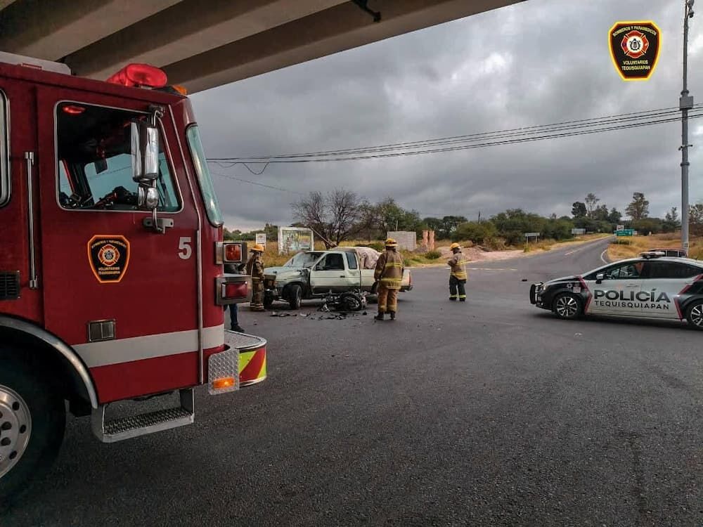 Fuerte choque entre camioneta y motocicleta en carretera San Juan del Río–Xilitla