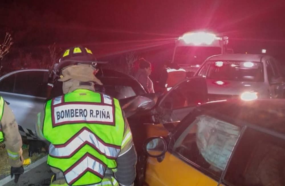 Choque frontal en Los Cerritos deja a un conductor atrapado; bomberos atienden la emergencia