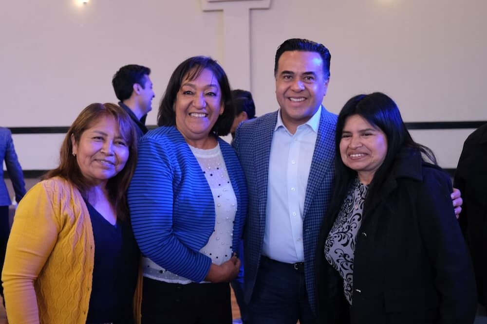 Luis Nava entrega apoyos a pensionados y jubilados