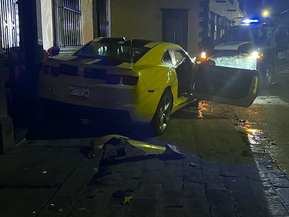 Auto deportivo se impacta contra patrulla y vivienda en el Centro Histórico de San Juan del Río