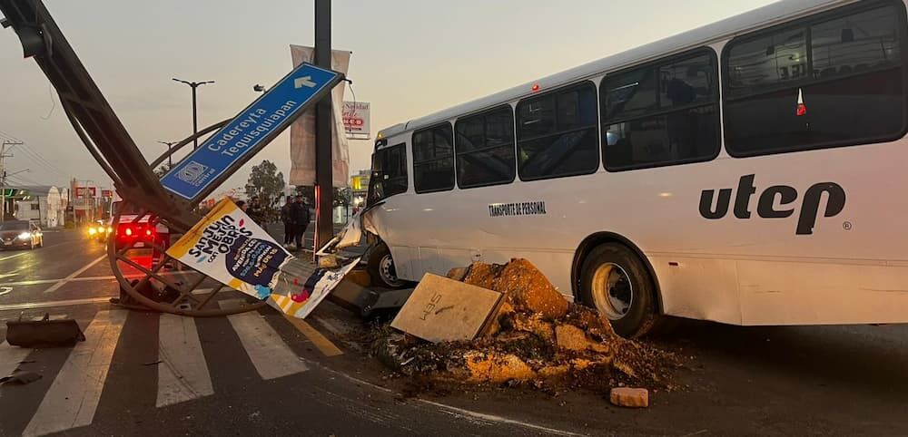 Camión de transporte de personal derriba semáforo en San Cayetano y deja ocho lesionados