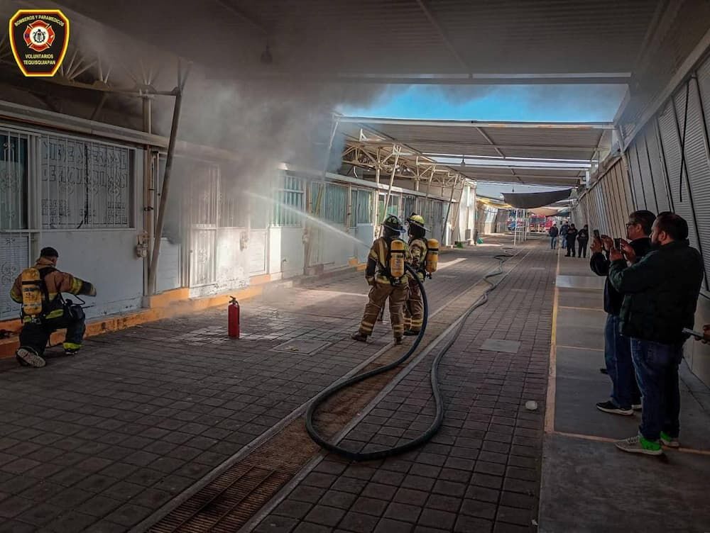 Controlan incendio en local comercial del Parador Artesanal “Luis Donaldo Colosio” en Tequisquiapan