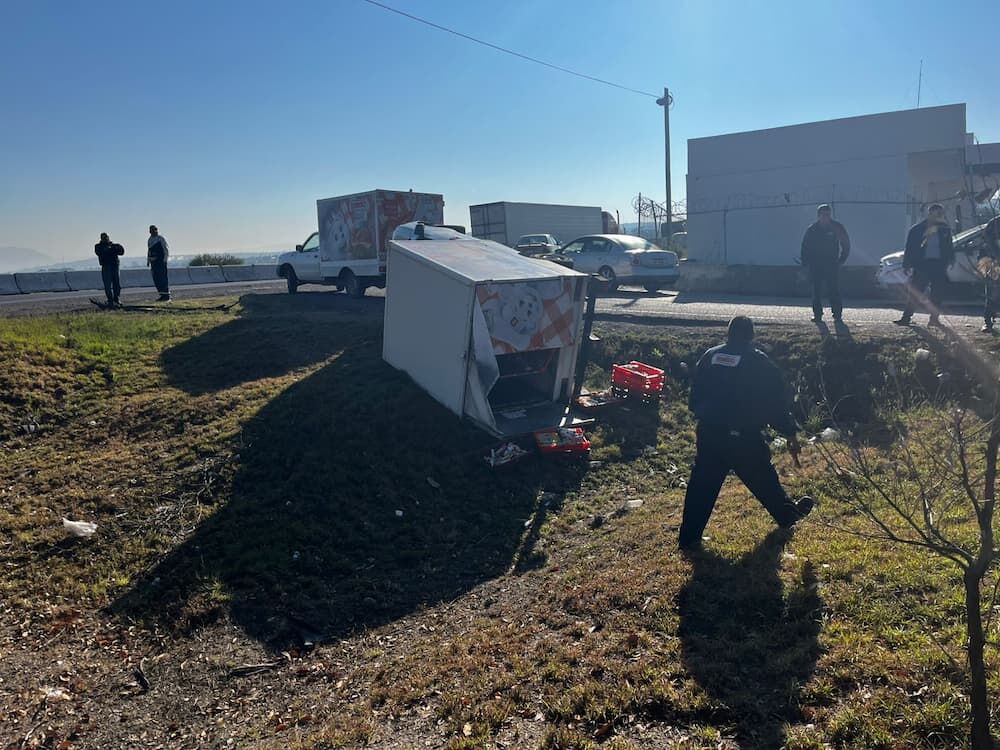 Volcadura de camioneta repartidora de pan genera afectación vial en la autopista México–Querétaro