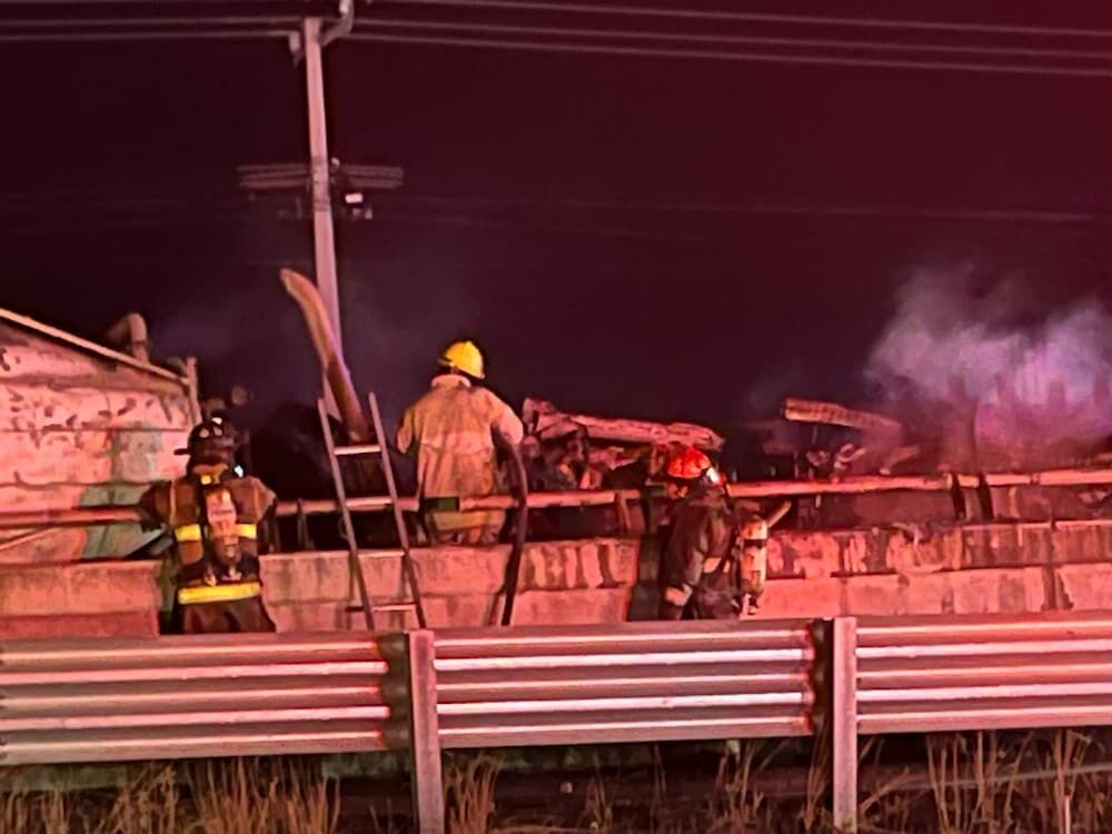 Aparatoso accidente en la carretera Palmillas–Huichapan deja un tráiler volcado e incendiado