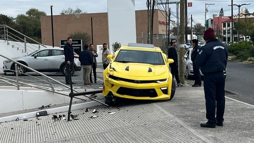 Camaro pierde el control y se estrella contra agencia en San Juan del Río