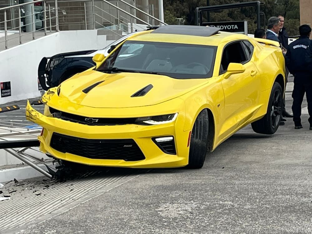 Camaro pierde el control y se estrella contra agencia en San Juan del Río