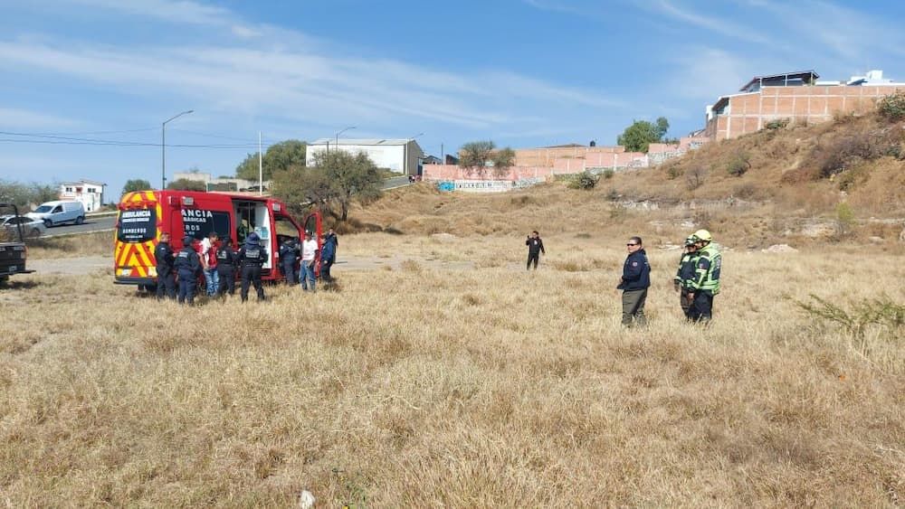 Camión materialista vuelca en la colonia Ramos Millán en San Juan del Río