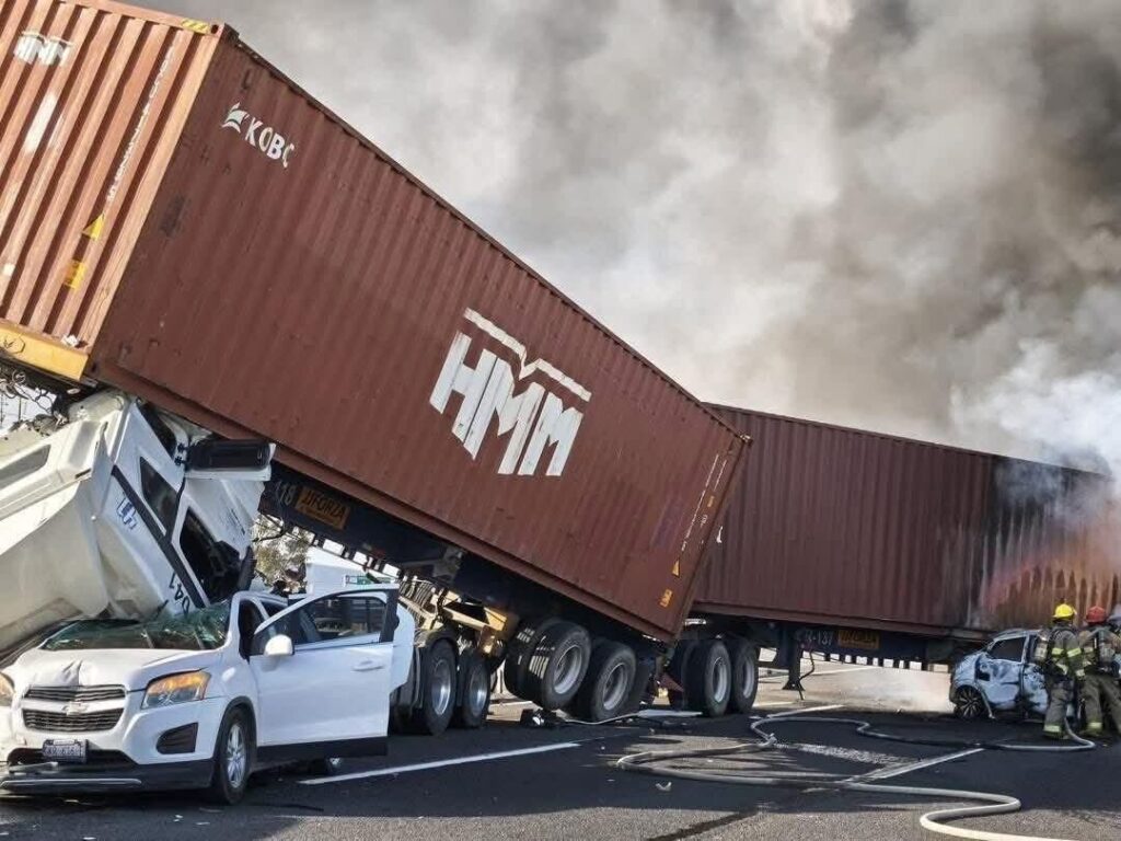 Emergencia en autopista 57, por mega carambola a la altura del Parque Industrial de Querétaro