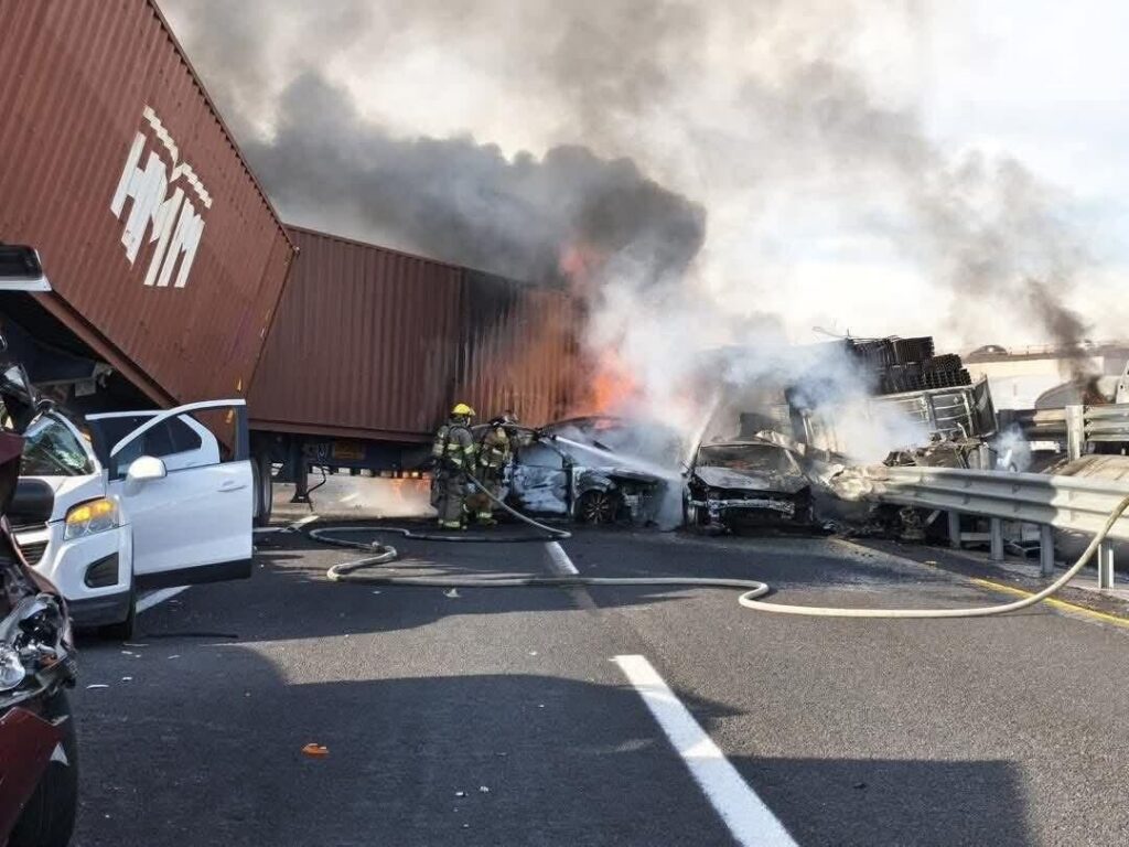 Emergencia en autopista 57, por mega carambola a la altura del Parque Industrial de Querétaro