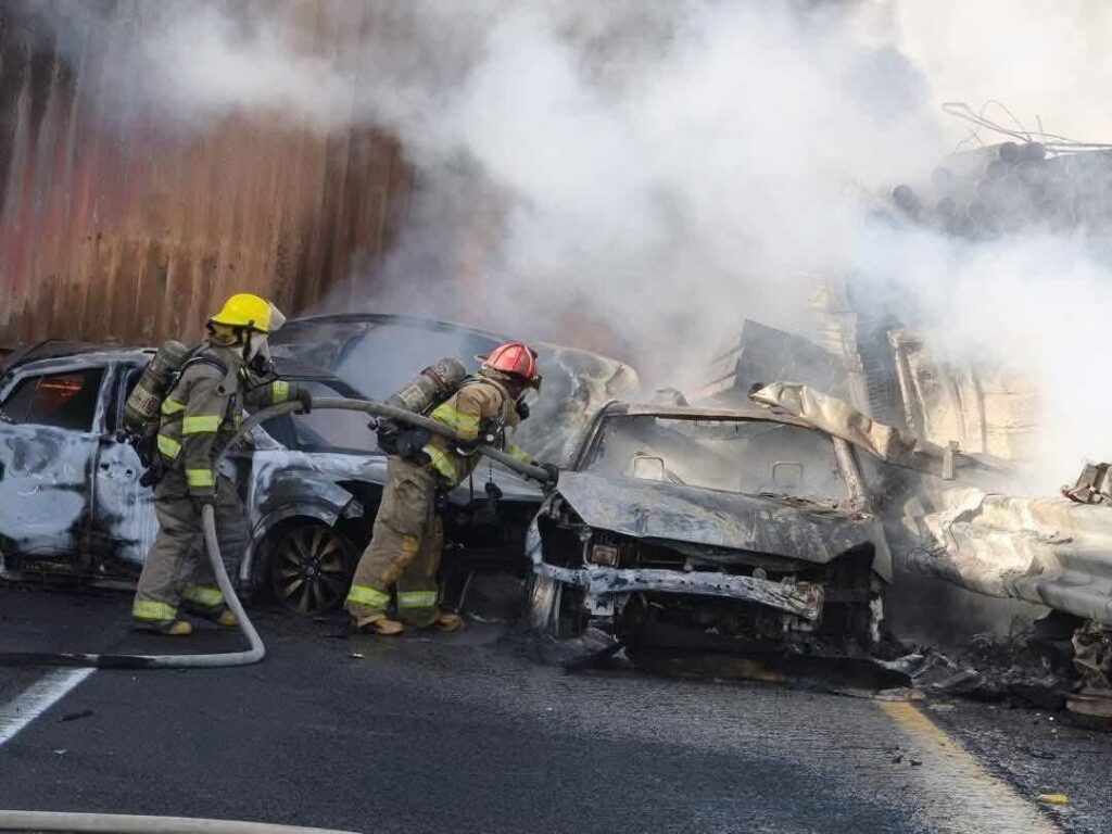 Emergencia en autopista 57, por mega carambola a la altura del Parque Industrial de Querétaro