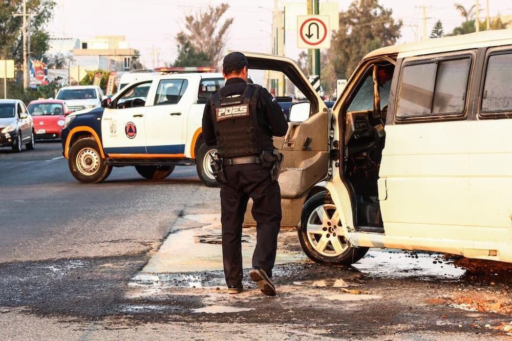 Incendio de vehículo moviliza a cuerpos de emergencia en la carretera 120
