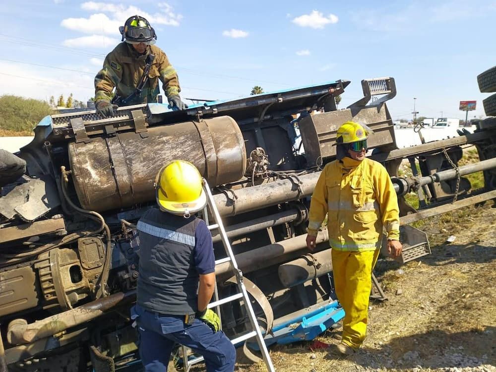 Tráiler vuelca en la autopista México–Querétaro; autoridades piden precaución