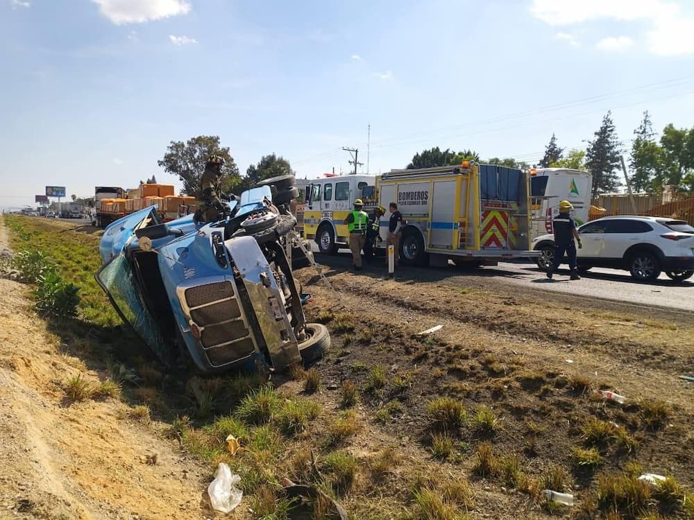 Tráiler vuelca en la autopista México–Querétaro; autoridades piden precaución