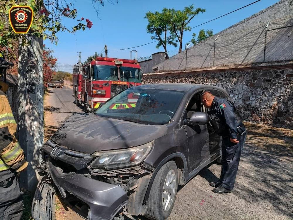 Camioneta se impacta contra poste en la calle de La Virgen, Tequisquiapan