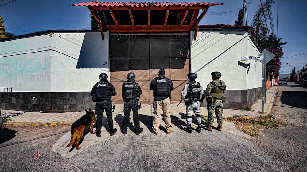 Ejecutan nueve cateos simultáneos en San Juan del Río; aseguran inmuebles y vehículos de alta gama