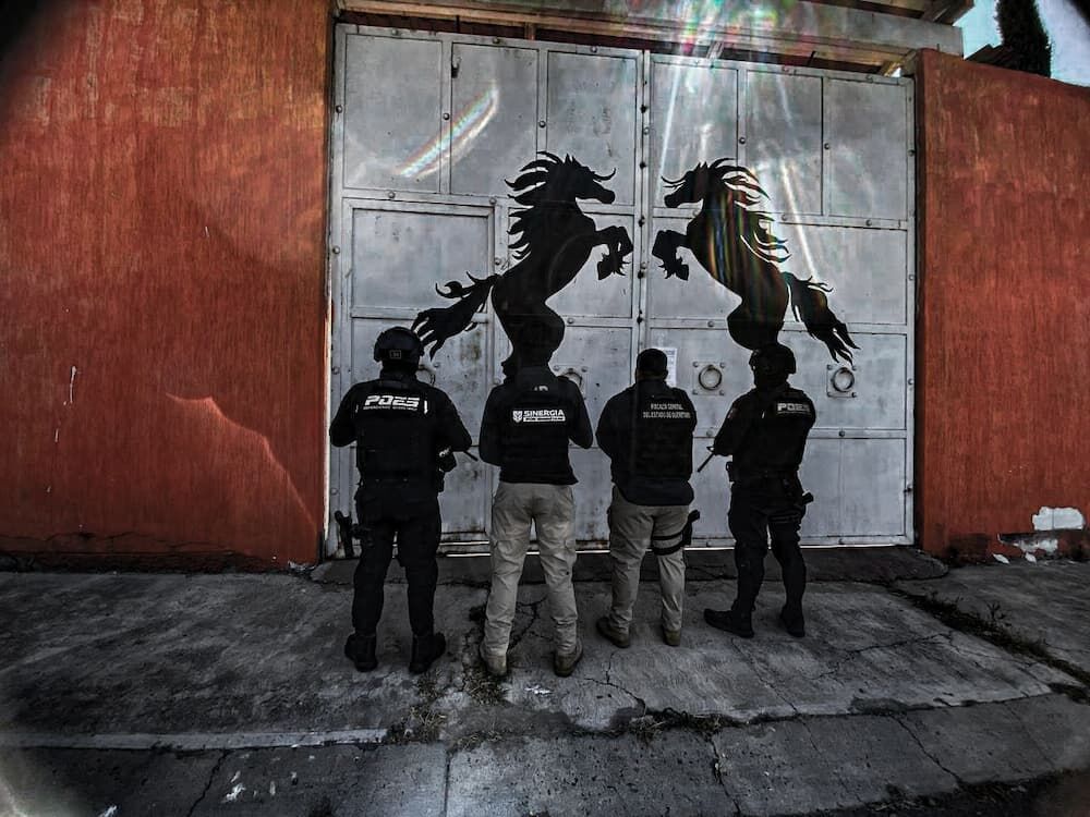 Ejecutan nueve cateos simultáneos en San Juan del Río; aseguran inmuebles y vehículos de alta gama