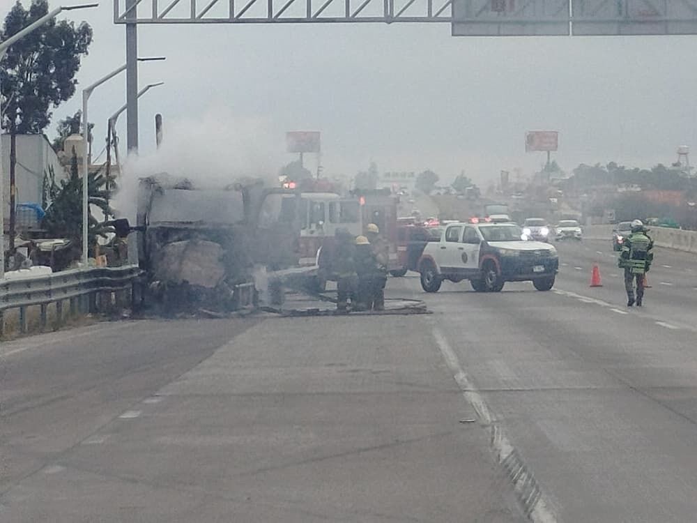 Incendian tráiler tras ataque armado en la México–Querétaro, a la altura de La Estancia, SJR