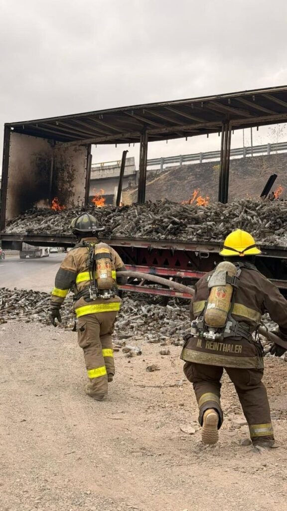 Incendian tráiler tras ataque armado en la Palmillas–Toluca, a la altura del Macro Libramiento