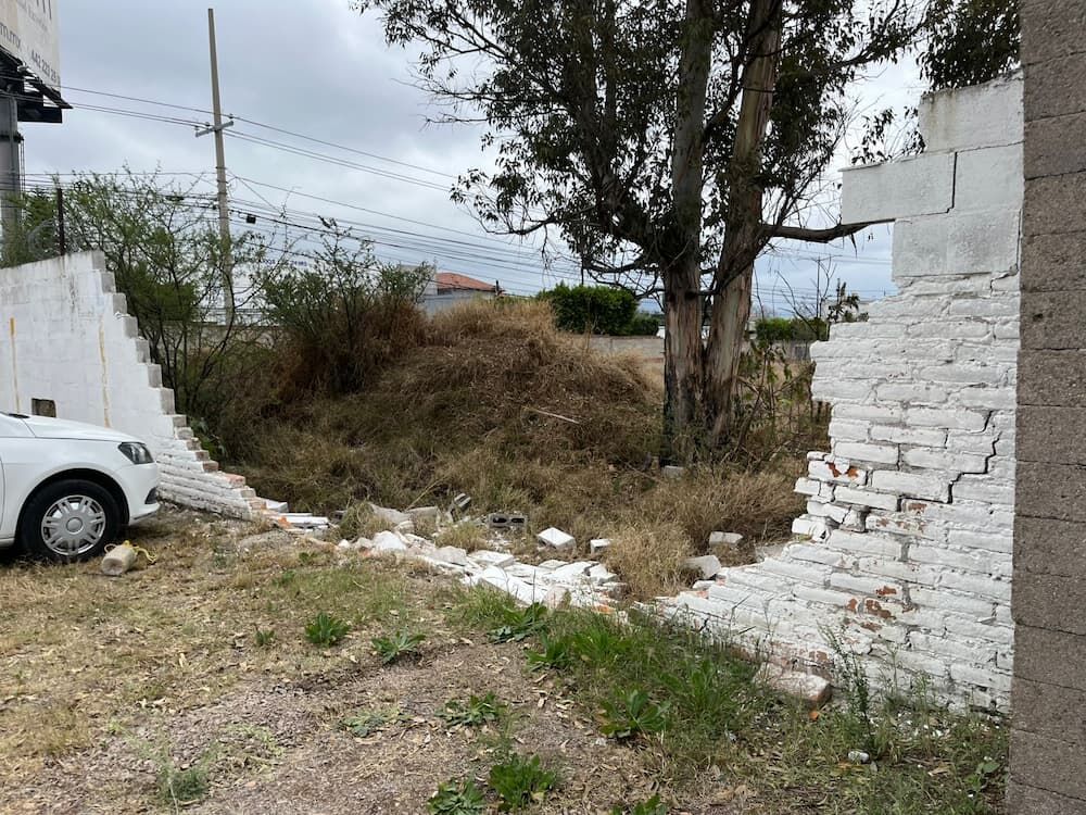 Roban camioneta tras romper barda de concesionaria en Paso de los Guzmán, SJR