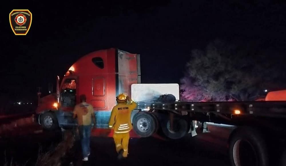 Trágico choque en la carretera San Juan del Río–Xilitla: motociclista muere al quedar bajo un tráiler