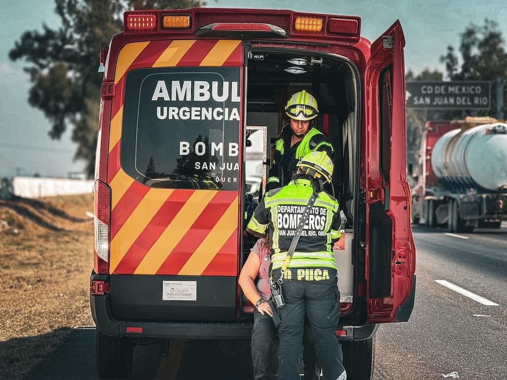 Tres personas sin lesiones de gravedad tras volcadura en la 57 en San Juan del Río
