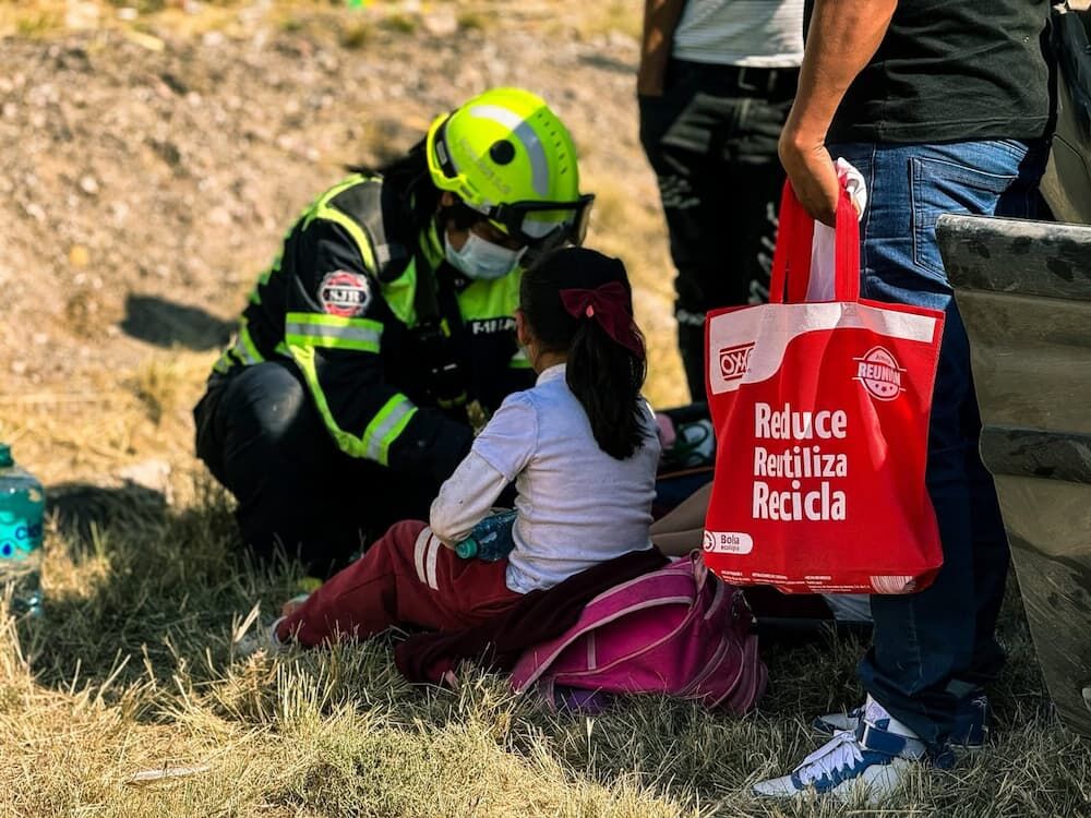 Tres personas sin lesiones de gravedad tras volcadura en la 57 en San Juan del Río