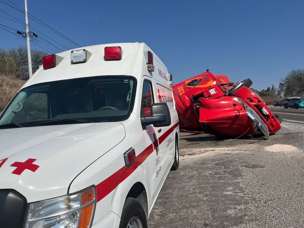Vuelca tráiler cargado con pollos en la carretera Palmillas–Huichapan; se registra rapiña