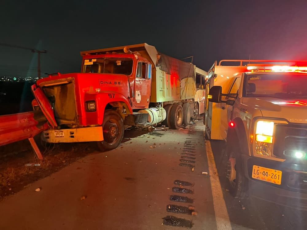 Brutal choque en la México–Querétaro deja a chofer prensado y provoca caos vial a la altura de SJR