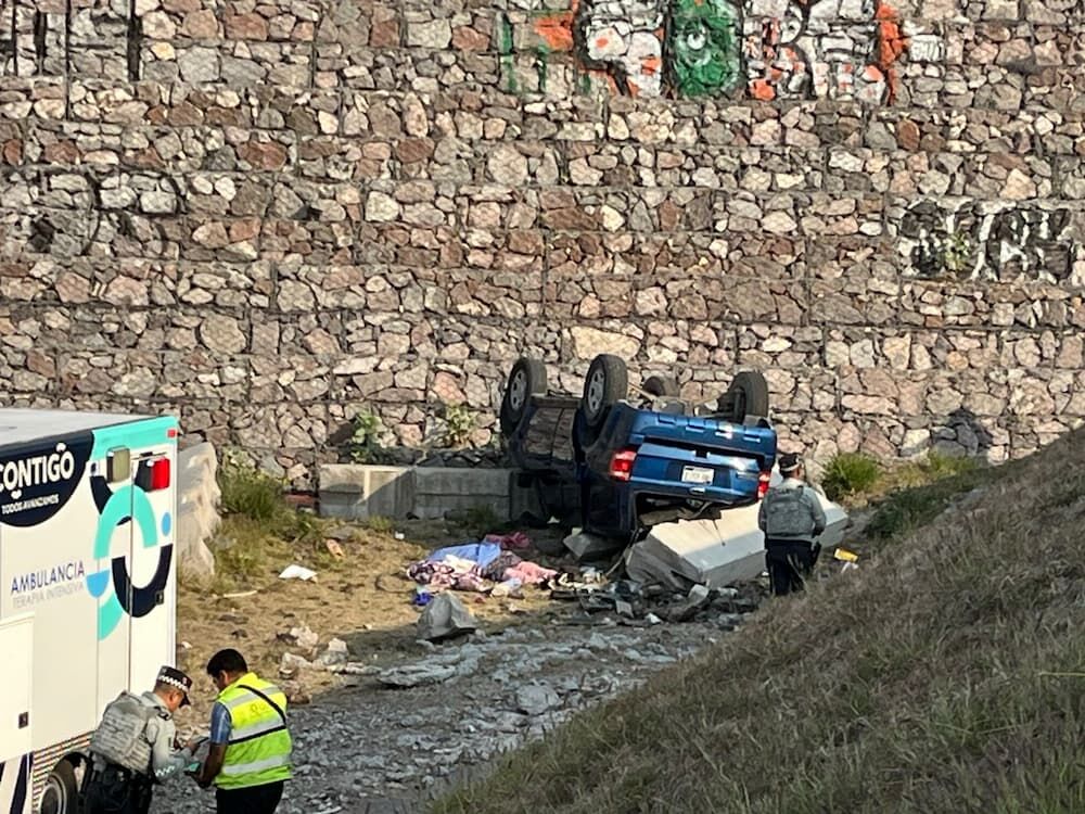 Camioneta cae de rampa de frenado y deja una mujer sin vida sobre la autopista México-Querétaro