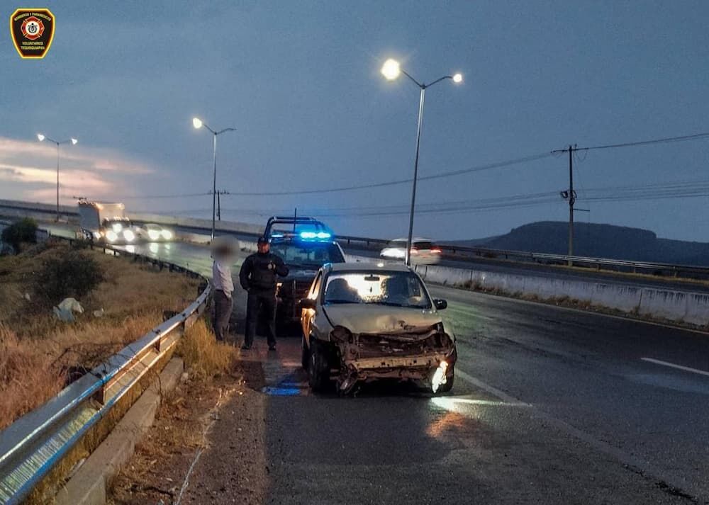 Choca contra barra de contención en carretera San Juan del Río-Xilitla, Tequisquiapan