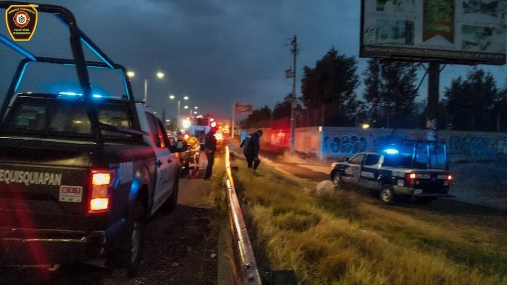 Choca contra barra de contención en carretera San Juan del Río-Xilitla, Tequisquiapan