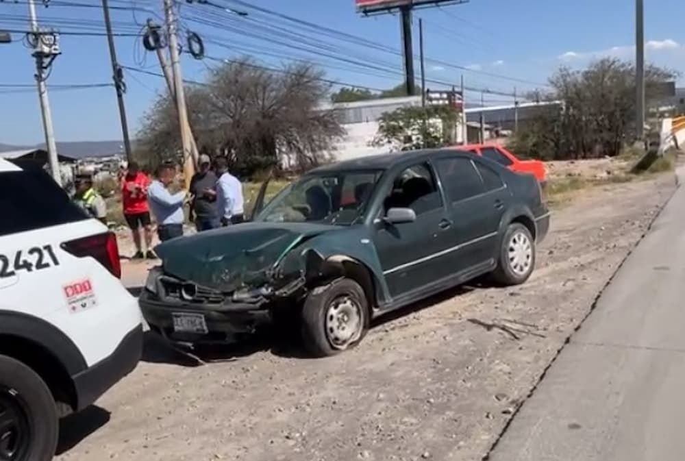 Choque deja a dos personas con lesiones menores en autopista México–Querétaro a la altura de Loma Linda, SJR