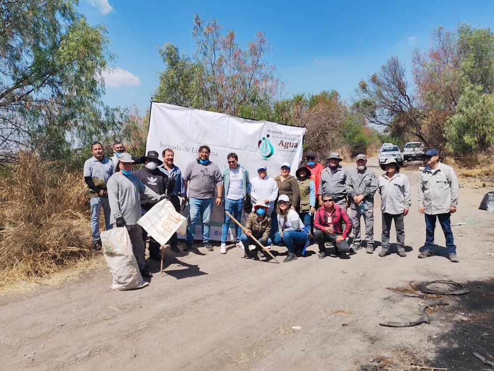 Conagua retira más de 300 llantas del río Pueblito durante jornada de limpieza, en Corregidora