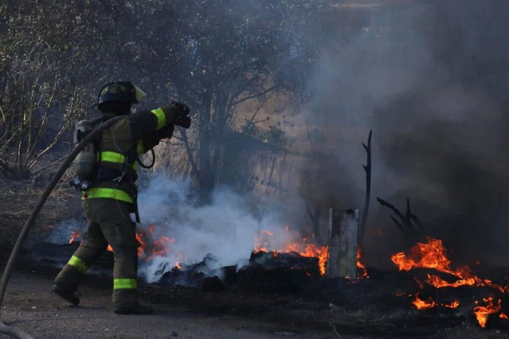 Fuerte incendio consume vulcanizadora en la Palmillas-Huichapan; moviliza a cuerpos de emergencia