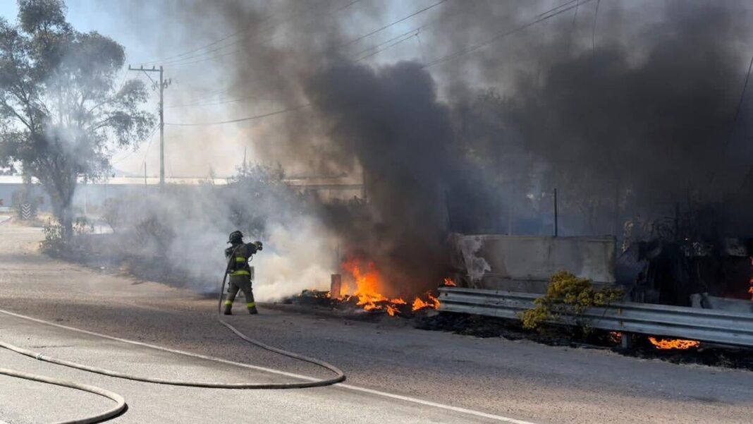 Fuerte incendio consume vulcanizadora en la Palmillas-Huichapan; moviliza a cuerpos de emergencia