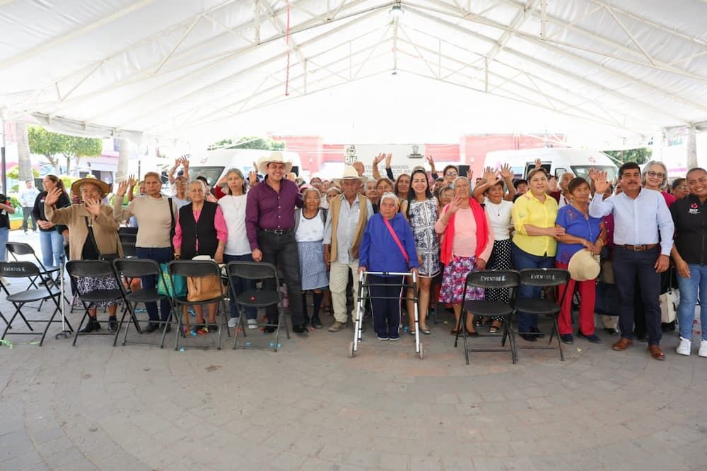 Pedro Escobedo entrega nuevas unidades para traslado de adultos mayores a la Casa de Día