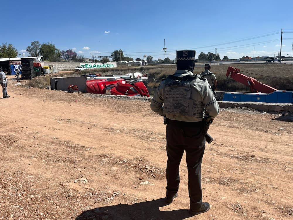 Vuelca tráiler con artículos de limpieza y desata rapiña en la autopista México-Querétaro en SJR
