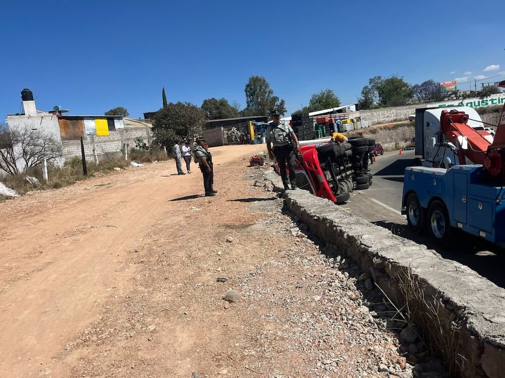 Vuelca tráiler con artículos de limpieza y desata rapiña en la autopista México-Querétaro en SJR