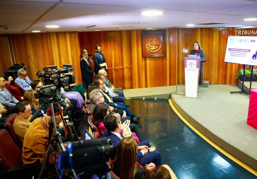Yasmín Esquivel destaca importancia de juzgar con perspectiva de género en conferencia en la CDMX Yasmín Esquivel destaca importancia de juzgar con perspectiva de género en conferencia en la CDMX