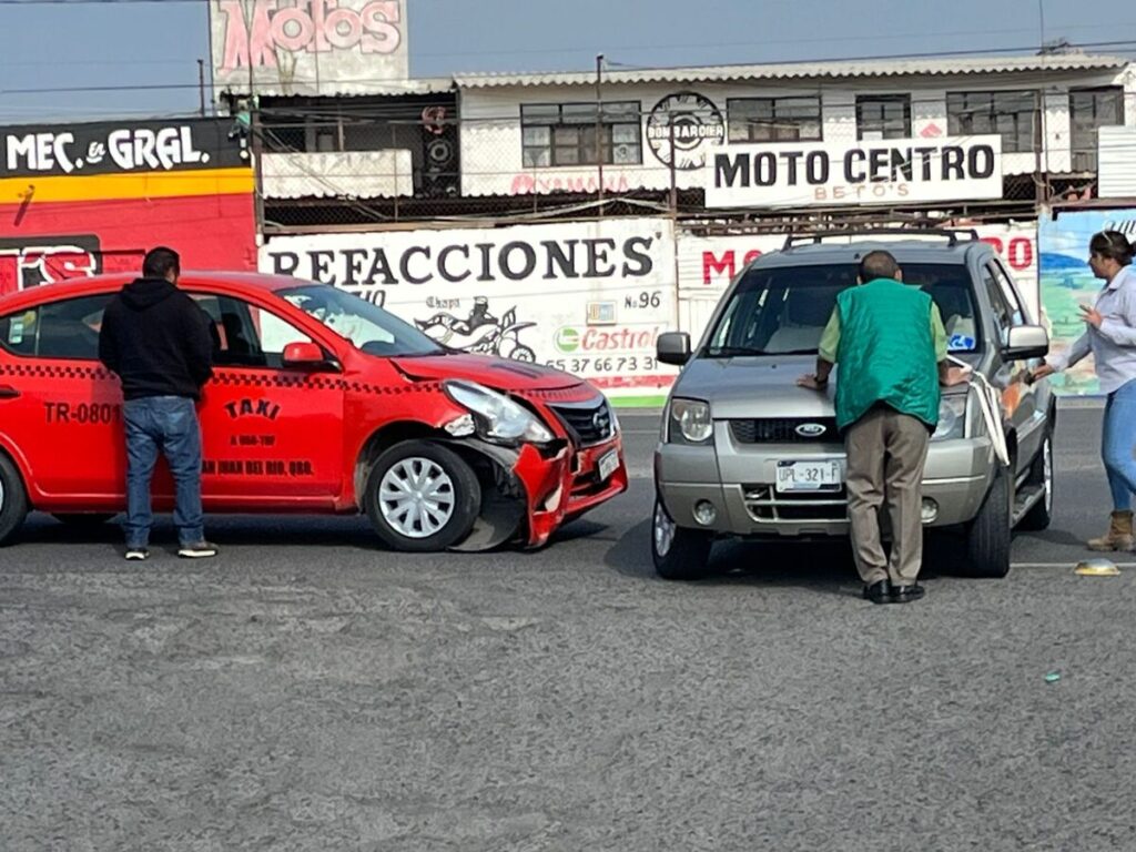 Aparatoso choque entre taxi y camioneta en la Antigua Panamericana deja solo daños materiales