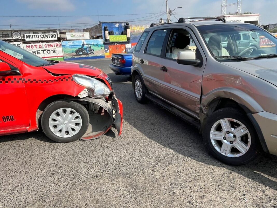 Aparatoso choque entre taxi y camioneta en la Antigua Panamericana deja solo daños materiales
